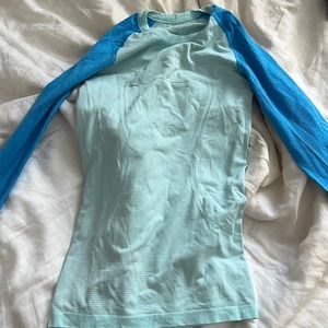 Lulu lemon long sleeve with minor pull